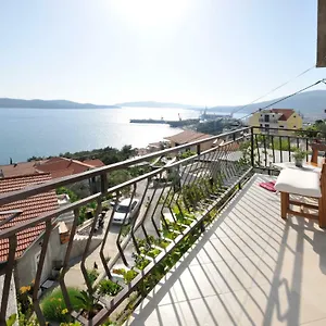 apartment-ana-trogir-21220.splithotels.org/
